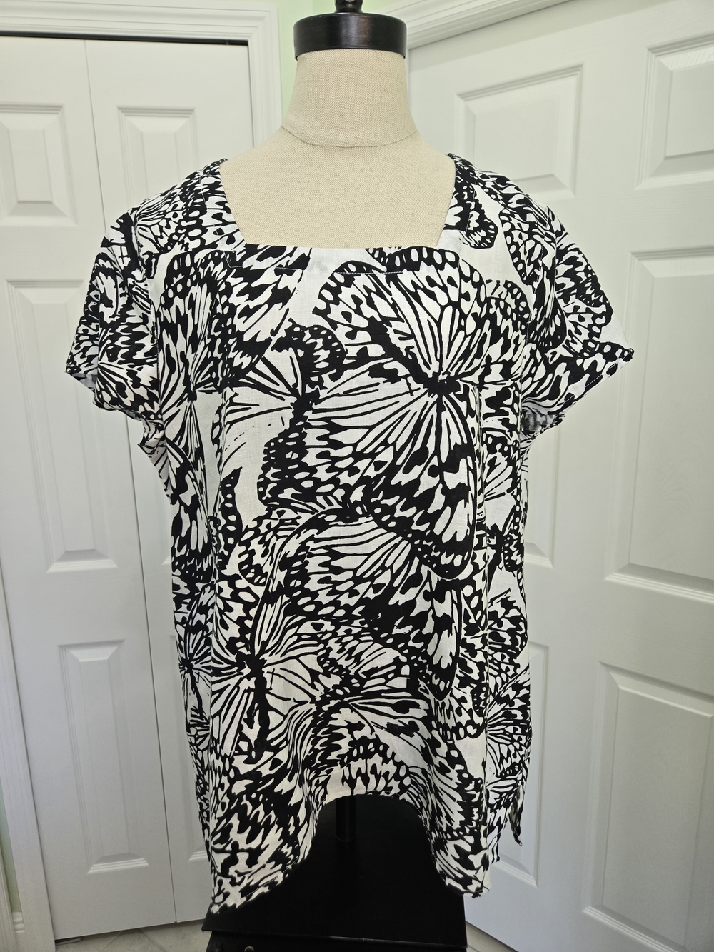 Peck & Peck Black and White 100% Linen Butterfly Print Square-Neck Tunic Flowy